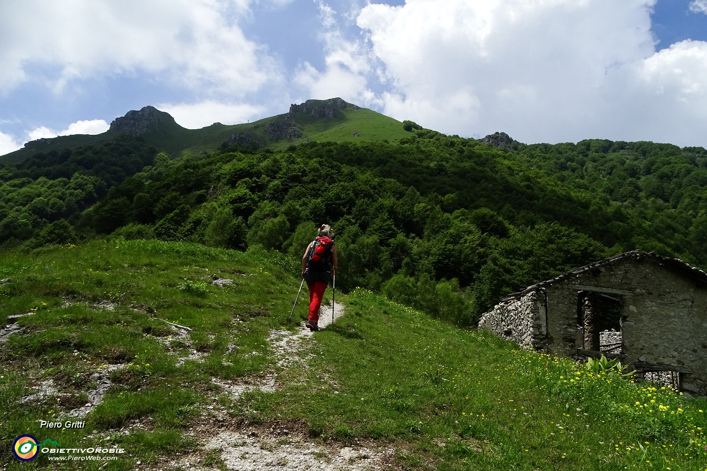 45 e siamo alla Bocchetta di Desio ( 1335 m ).JPG